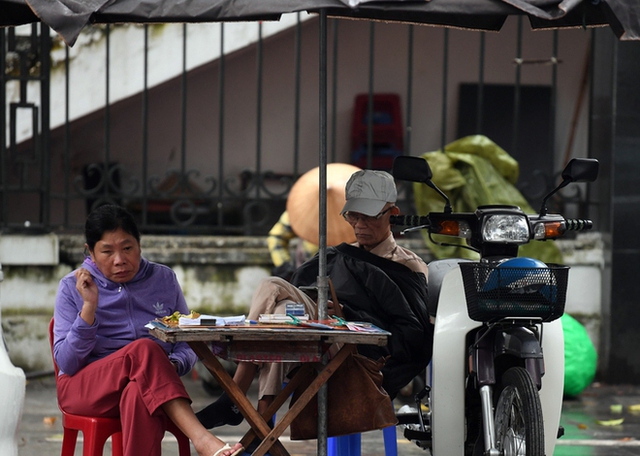 Gió mùa tràn về, người dân Hà Nội thích thú tận hưởng không khí se lạnh kèm mưa nhỏ - Ảnh 6.
