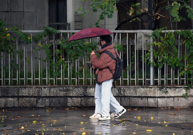 Gió mùa tràn về, người dân Hà Nội thích thú tận hưởng không khí se lạnh kèm mưa nhỏ - Ảnh 5.