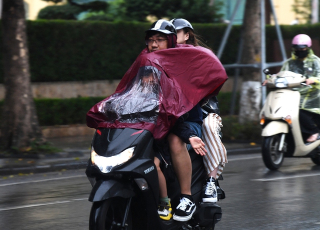 Gió mùa tràn về, người dân Hà Nội thích thú tận hưởng không khí se lạnh kèm mưa nhỏ - Ảnh 3.
