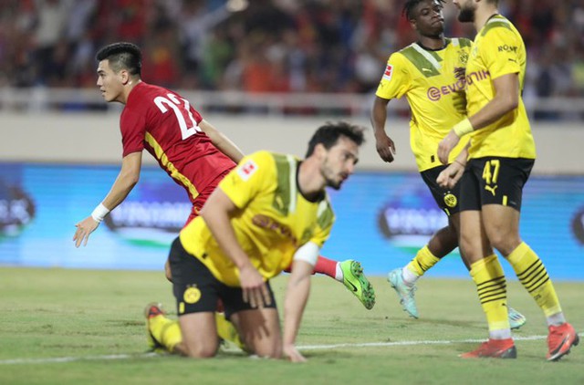 Tuyển Việt Nam thắng ngược CLB Dortmund - Ảnh 4.