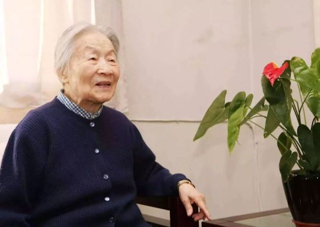  Nữ văn sĩ sống thọ 105 tuổi, bí quyết gói gọn ở 3 điều: Đọc sách dưỡng não, điềm tĩnh dưỡng tâm, vận động dưỡng thân - Ảnh 2.