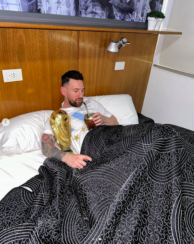 Messi khoe ảnh nằm ngủ với cúp vàng, hứa hẹn phá kỷ lục MXH mà chính anh vừa thiết lập - Ảnh 3.