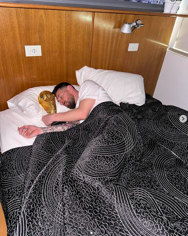 Messi khoe ảnh nằm ngủ với cúp vàng, hứa hẹn phá kỷ lục MXH mà chính anh vừa thiết lập - Ảnh 1.