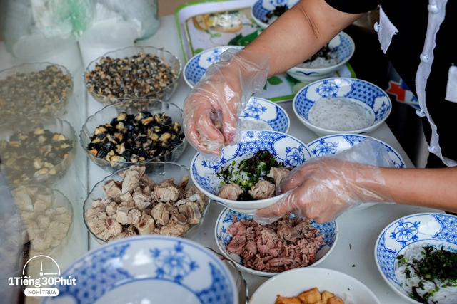 Duy Tân - con phố dài 500m nhưng hàng trăm dân văn phòng mỗi ngày bỏ tự nấu cơm trưa, chọn ăn ngoài vì giá cực rẻ - Ảnh 11.