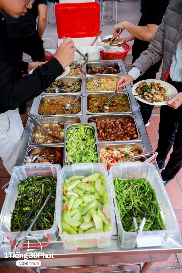 Duy Tân - con phố dài 500m nhưng hàng trăm dân văn phòng mỗi ngày bỏ tự nấu cơm trưa, chọn ăn ngoài vì giá cực rẻ - Ảnh 8.