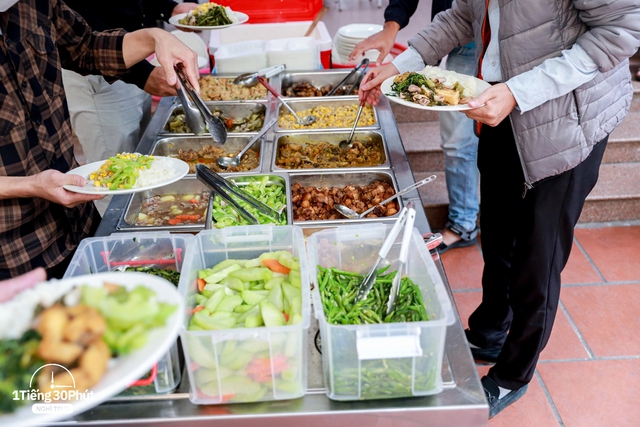 Duy Tân - con phố dài 500m nhưng hàng trăm dân văn phòng mỗi ngày bỏ tự nấu cơm trưa, chọn ăn ngoài vì giá cực rẻ - Ảnh 7.