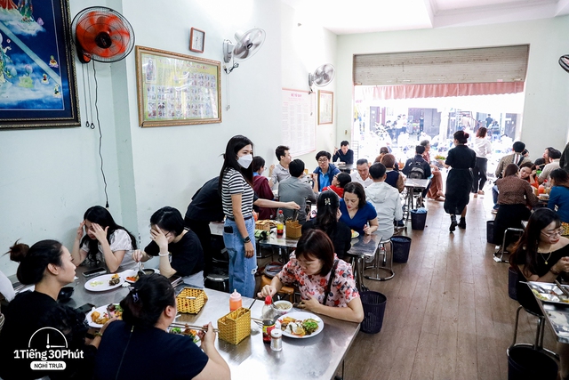 Duy Tân - con phố dài 500m nhưng hàng trăm dân văn phòng mỗi ngày bỏ tự nấu cơm trưa, chọn ăn ngoài vì giá cực rẻ - Ảnh 16.