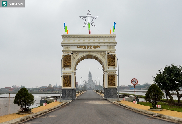 Cận cảnh cổng làng khủng tại Nam Định được ví như giống kiến trúc ở trời Âu - Ảnh 1.