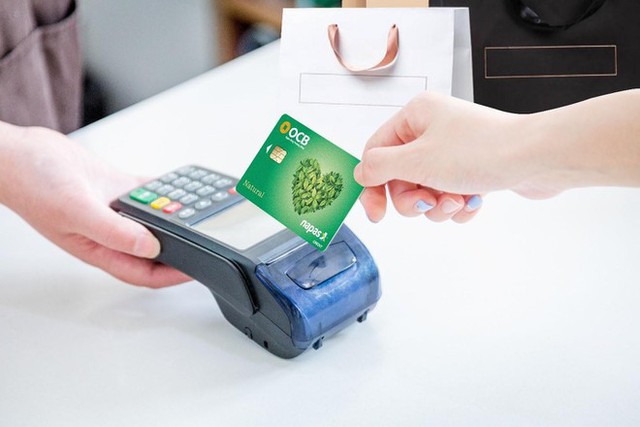 Thẻ tín dụng nội địa hút khách nhờ công năng lưỡng dụng - Ảnh 1.