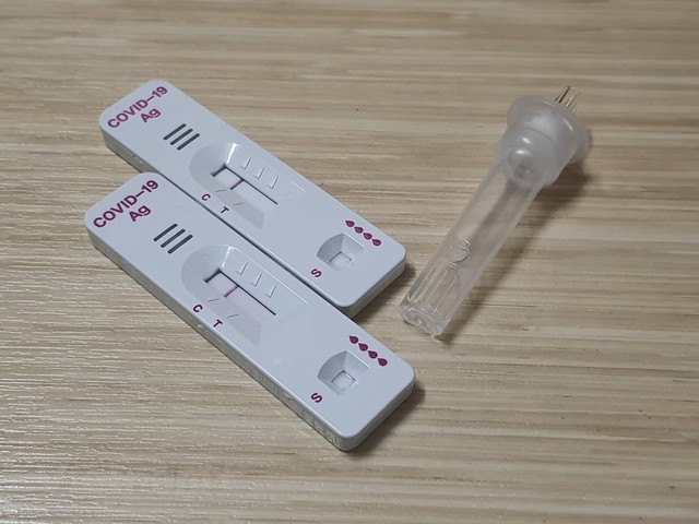 Vì sao test nhanh âm tính nhưng xét nghiệm PCR vẫn dương tính: Chuyên gia chỉ ra 2 nguyên nhân gây sai lệch kết quả, khuyên người bệnh nên cẩn trọng cách ly - Ảnh 1.