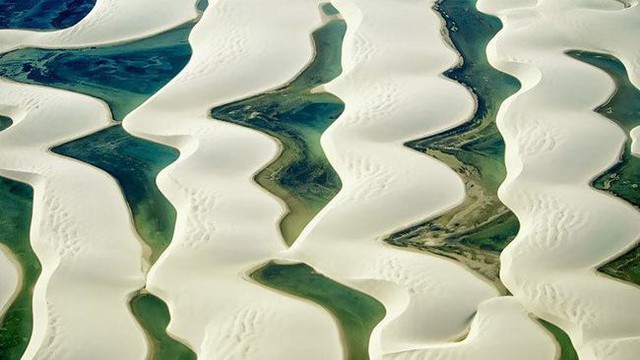 Kỳ ảo sa mạc đầy nước màu xanh ngọc bích như ở hành tinh khác: Không bão cát, nắng nóng mà chỉ có hồ nước đầy cá - Ảnh 3.