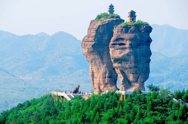 Núi sinh đôi độc đáo ở Trung Quốc: Có 2 bảo tháp nghìn năm vững chãi sau địa chấn, sự tồn tại vẫn còn là ẩn số - Ảnh 1.