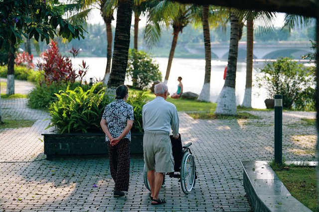 Người Việt chỉ sống khỏe tới 64 tuổi, dù tuổi thọ trung bình hơn 73 tuổi - Ảnh 1.