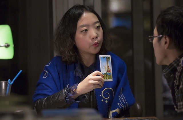 Giới trẻ Trung Quốc nghiện xem bài Tarot: Người xem cần điểm tựa để bấu víu, thầy bói online kiếm hàng tỷ đồng mỗi tháng - Ảnh 1.