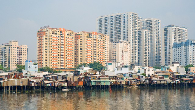 Giá căn hộ cao ngất ngưởng tại quận có mật độ dân số cao nhất Việt Nam - Ảnh 1.