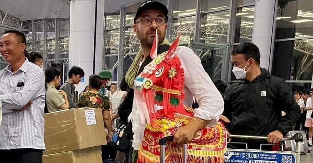 Sự thật sau bức ảnh "ông Tây mua ngựa vàng mã Hà Nội về làm quà cho con gái" khiến dân mạng sửng sốt - Ảnh 1.