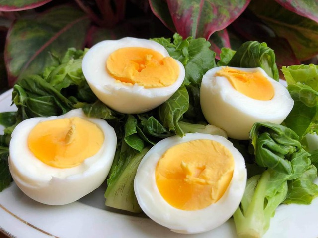 12.000 quả trứng gà “5 sao” được gửi vào “tâm” dịch Bắc Giang - Ảnh 2.