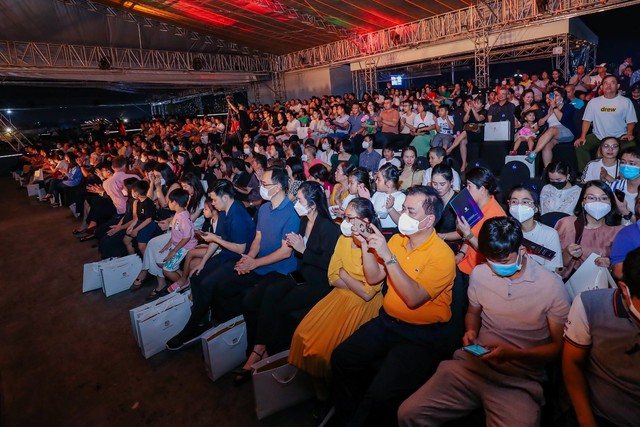 Người dân TP HCM hứng khởi trải nghiệm lễ hội nhạc nước quy mô lớn - Ảnh 3.