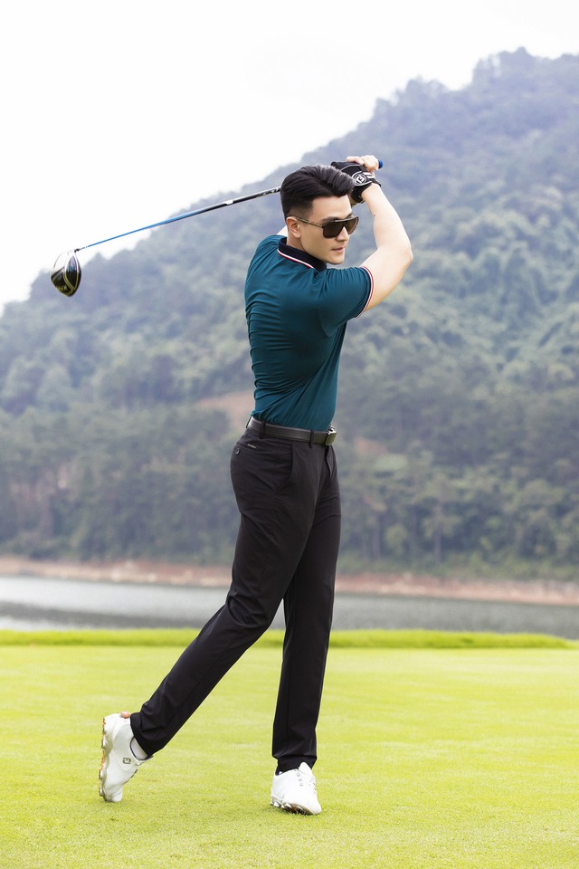 Vĩnh Thụy khoe diện mạo nam thần với trang phục De Obelly trên sân golf - Ảnh 3.