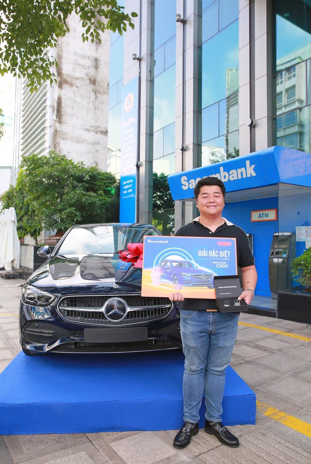 Trao thưởng xe Mercedes cho khách hàng tham gia bảo hiểm tại Sacombank - Ảnh 1.