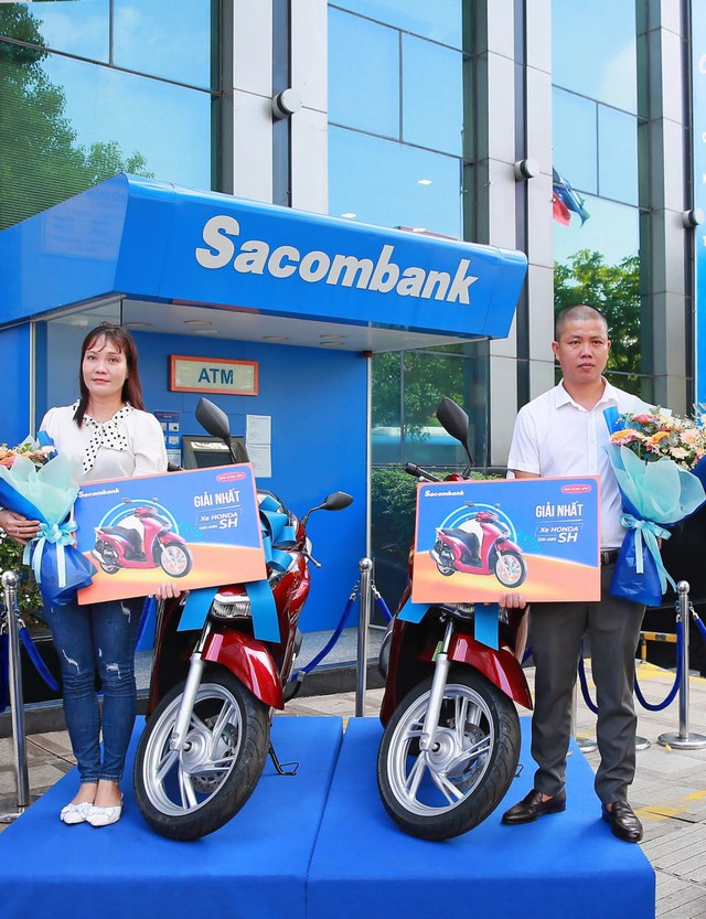 Trao thưởng xe Mercedes cho khách hàng tham gia bảo hiểm tại Sacombank - Ảnh 3.