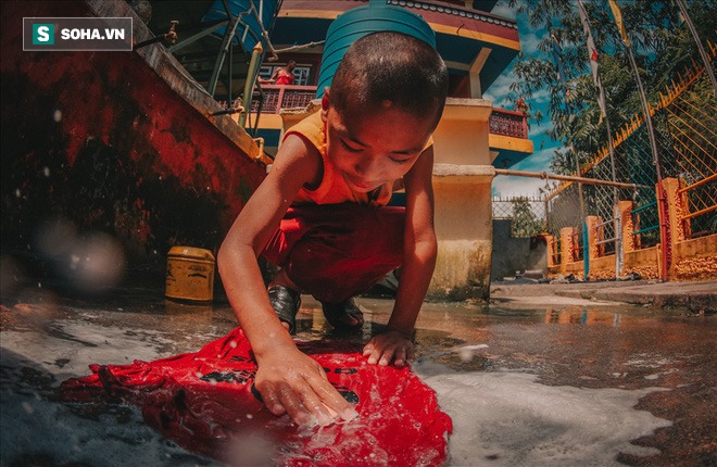 Ngồi khóc vì chữ viết mãi không đẹp, chú tiểu bị sư thầy bắt bệnh, đồng thời nói trúng khuyết điểm của nhiều người - Ảnh 1.